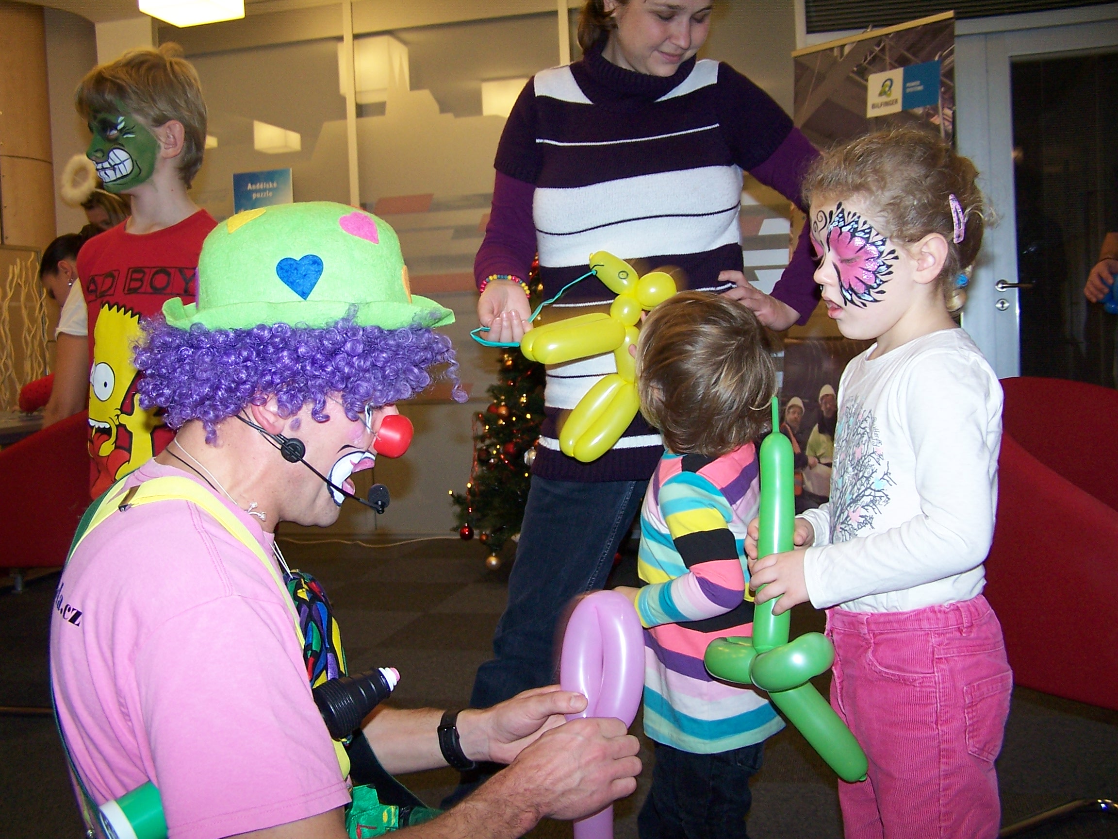 Klaun modeluje balónky, hraje s dětmi hry, tancuje legrační tanečky.