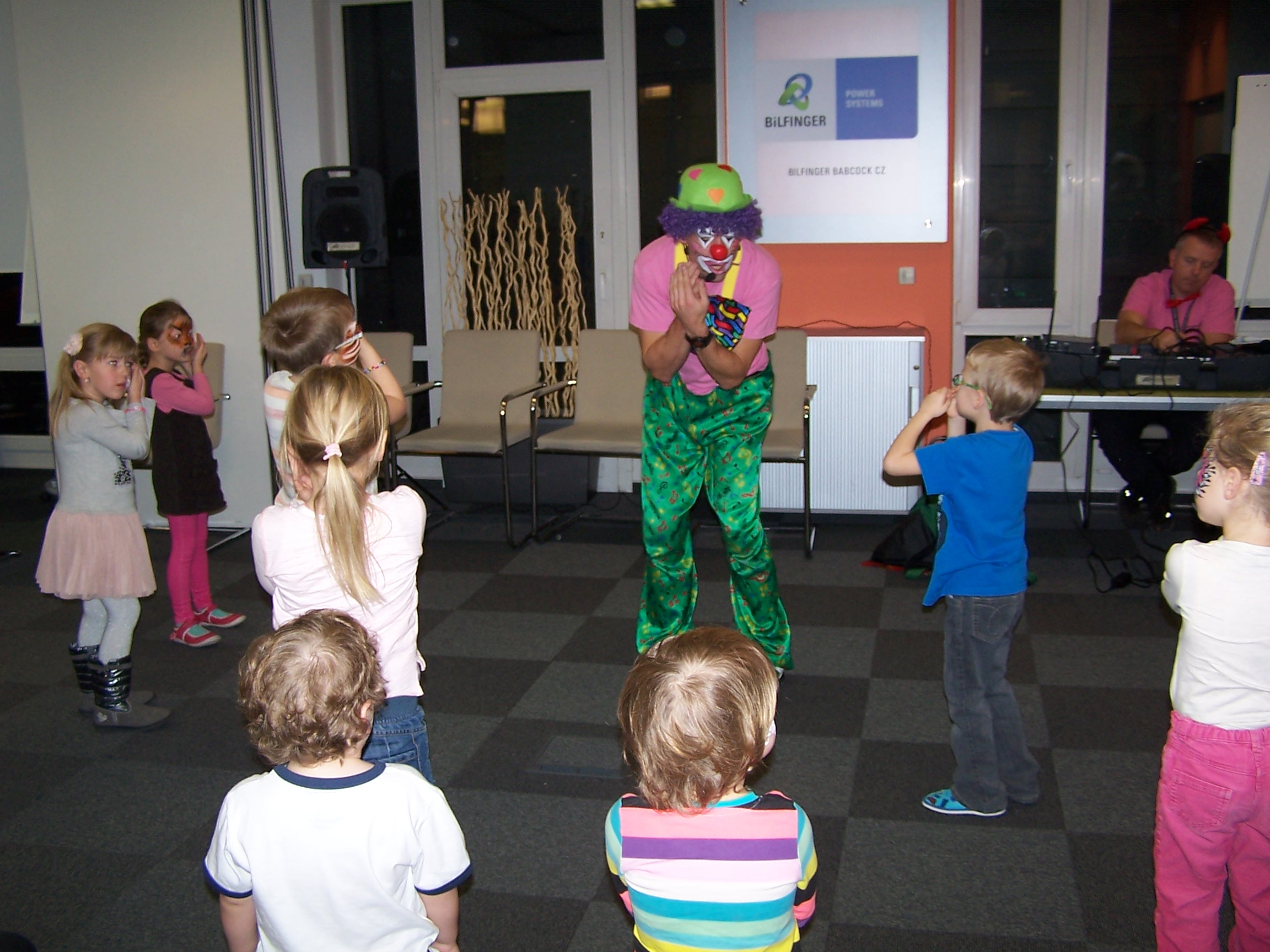 Klaun modeluje balónky a tančí veselé tanečky s dětmi.